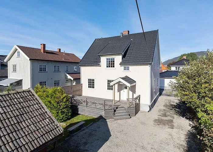 Sentral Leilighet I Klassisk Hus!